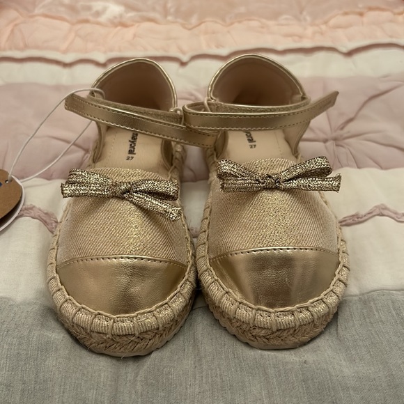 BRAND NEW LITLE GIRLS MAYORAL GOLD ESPADRILLES - Picture 2 of 4
